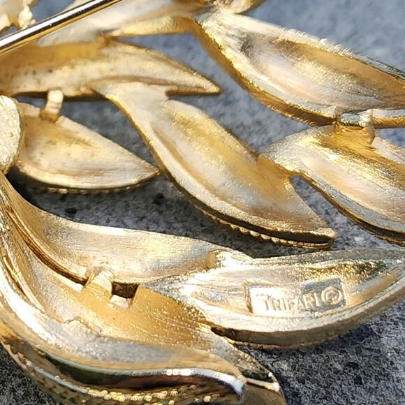 Vintage Signed Crown Trifari Gold Tone Embossed Leaf Brooch Pin - Picture 6 of 8